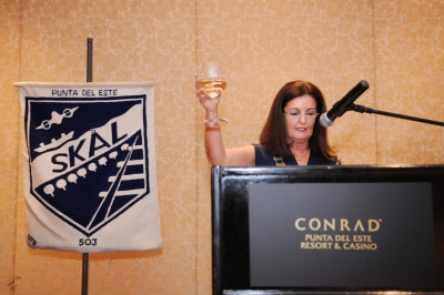 Mar&iacute;a Luisa Garc&iacute;a Paullier brinda mientras se dirige a los presentes