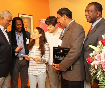 John Lynch, Director de Turismo (primero, izq.) saluda a Craig Greiner (cuarto, izq.), el visitante número dos millones a Jamaica y a su esposa Alexis (tercera, izq.) al llegar al Aeropuerto Internacional Sangster el domingo, 29 de diciembre de 2013. También participaron en la recepción: el H. Damion Crawford (segundo, izq.), Ministro de Estado en el Ministerio de Turismo y Entretenimiento, el H. Dr. Wykeham McNeill (quinto, izq.), Ministro de Turismo y Entretenimientoy su excelencia, el alcalde de Montego Bay, concejal Glendon Harris. 