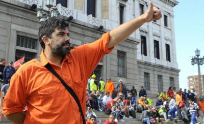El l&iacute;der del SUNCA, Oscar Andrade. Los manifestantes llegaron en 130 &oacute;mnibus contratados, 80 camiones y casi un millar de motos. Varios miles de obreros siguieron la votaci&oacute;n de la ley de responsabilidad empresarial en una pantalla gigante como si fuera un partido de f&uacute;tbol.