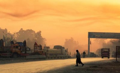 Un habitante cruza la calle principal de Nangahar en Afganist&aacute;n