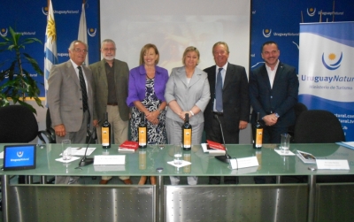 Enrique Machado, secretario de la Comisi&oacute;n de Patrimonio; Benjam&iacute;n Liberoff, Subsecretario de Turismo; M&ordf; Julia Mu&ntilde;oz, Ministra de Educaci&oacute;n y Cultura; Lili&aacute;m Kechichian, Ministra de Turismo; Carlos Moreira, Intendente Departamental de Colonia; Fr&eacute;d&eacute;ric Vacheron, especialista de Programa Cultura UNESCO Montevideo.