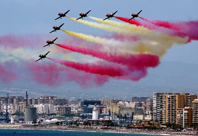 La patrulla &Aacute;guila dibuja la bandera de Espa&ntilde;a en una exhibici&oacute;n militar en M&aacute;laga.