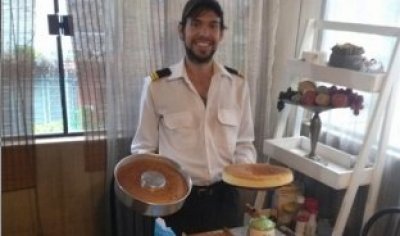 Joven vende tortas en el colectivo para cumplir su sue&ntilde;o de ser piloto