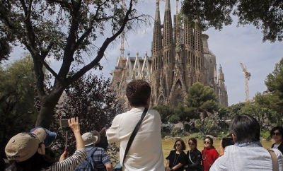 Turistas cerca de la Sagrada Familia, Barcelona, Espa&ntilde;a.