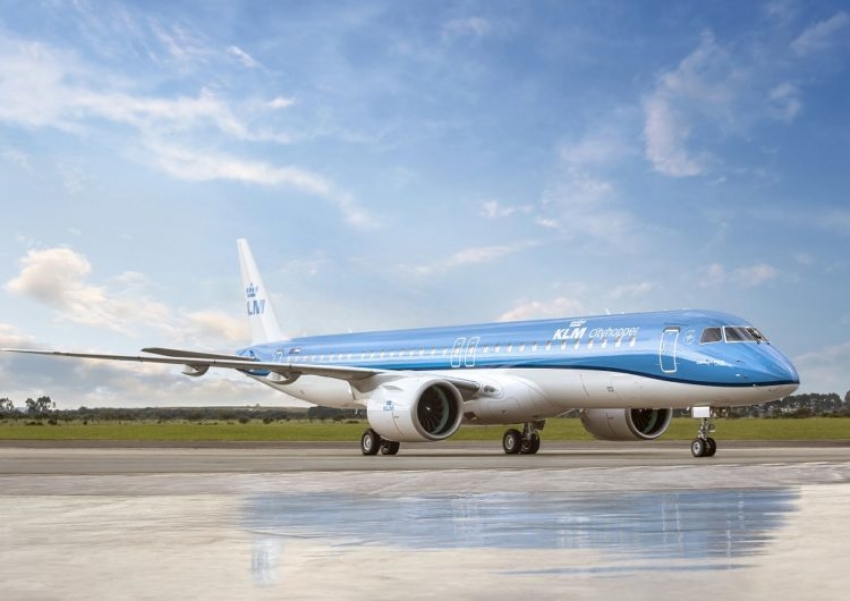 Brasile&ntilde;a Embraer le entrega a la holandesa KLM el primero de sus mayores aviones