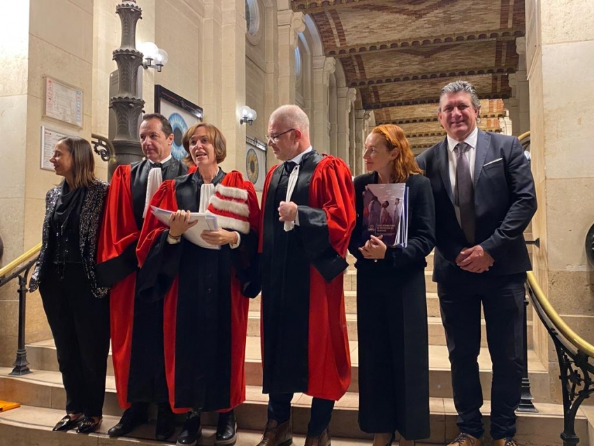 La entrega de diplomas del Máster en Derecho del Turismo con Julio Facal y la directora del posgrado Laureance Jegouzo