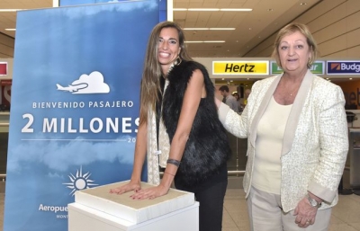 La pasajera número dos millones es invitada por la ministra Kechichian a dejar sus huellas