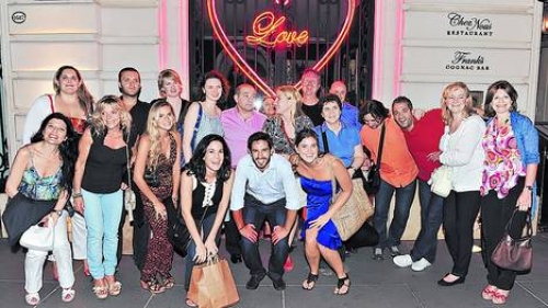 Panza llena, coraz&oacute;n contento. El grupo tras finalizar el tour. Son 40 minutos en cada uno de los tres locales. 