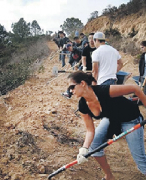 Ayudar a otros es la raz&oacute;n que moviliza los viajes de voluntarios. &Aacute;frica, Asia y Latinoam&eacute;rica reciben la mayor cantidad de estos &laquo;viajeros solidarios&raquo;.