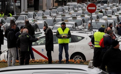 Concentraci&oacute;n de taxistas en las inmediaciones del recinto ferial de Ifema, en Madrid. 