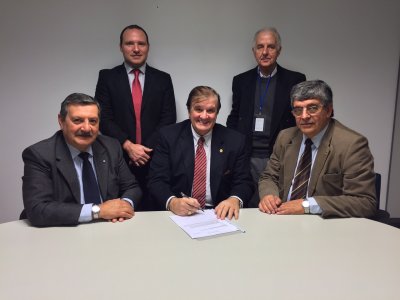 La imagen refleja la firma del contrato entre la C&aacute;mara de Comercio de la Aeron&aacute;utica y PDA Media &amp; Consulting. Sentados de izquierda a derecha: Gustavo Carceglia, Secretario de la C&aacute;mara y Gerente General en Uruguay de Aerol&iacute;neas Argentinas; Hugo Perelli, Presidente de la instituci&oacute;n y Gerente General de Copa Airlines en Uruguay y Sergio Antonio Herrera, Director de PDA Media &amp; Consuting. De pie, el Licenciado Alejandro Spera, Consultor Asociado de PDA Media &amp; Consulting y Editor de www.camaero.org y Jos&eacute; Luis Hern&aacute;ndez, Gerente General de la C&aacute;mara Aeron&aacute;utica.