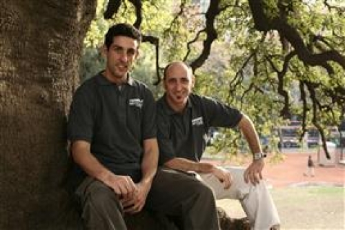 Ariel Le&oacute;n y Hern&aacute;n Espa&ntilde;ol, en el campo de Chascom&uacute;s