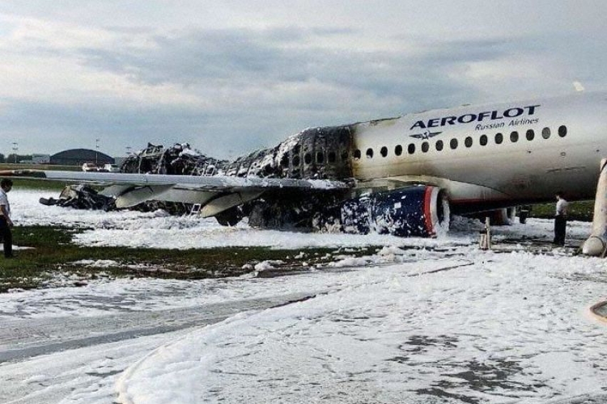 Avi&oacute;n de Aeroflot retorna a Sheremetyevo y toma fuego en el aterrizaje