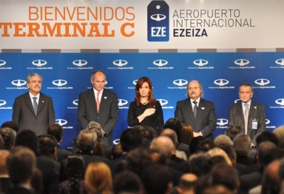 Ministro de Planificaci&oacute;n Federal, Inversi&oacute;n P&uacute;blica y Servicios, Julio De Vido;   Presidente de Aeropuertos Argentina 2000, Ernesto Guti&eacute;rrez;  La Presidenta de la Rep&uacute;blica Argentina, Cristina Fern&aacute;ndez de Kirchner;  Intendente de Ezeiza, Alejandro Granados;  Presidente de Corporaci&oacute;n Am&eacute;rica, Eduardo Eurnekian.