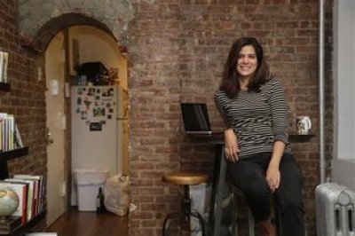 Mishelle Farer posa para una fotograf&iacute;a en su apartamento en Nueva York.