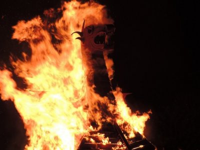 Impresionante fogata de San Juan en La Pedrera
