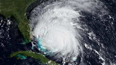 El hurac&aacute;n Irene contin&uacute;a desplaz&aacute;ndose sobre el noroeste de Bahamas. (EFE)
