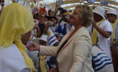 La ministra bailando candombe al comp&aacute;s de las lonjas de C 1080