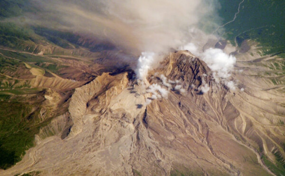 El lanzamiento masivo de cenizas de un volc&aacute;n afecta la aviaci&oacute;n