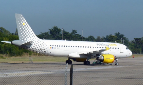 El verano de 2012 dejo im&aacute;genes como la de este A320 de Vueling estacionado en Ezeiza (foto: Fabi&aacute;n Pesikonis).