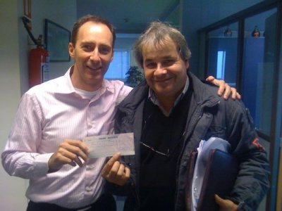 Con este cheque entregado por el Pato Celeste a Campiani, firmado por Nelson Gutiérrez, se pagó el charter que fue a Caracas por un partido de fútbol. En ese avión viajó el por entonces senador José Mujica, poco antes de comenzar la campaña que le llevaría a ser Presidente de la República. Ese vuelo no pasó por Aduana ni Migraciones, ¿para qué viajó Mujica?