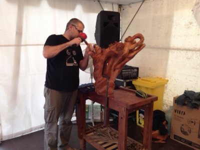 Alejandro Butler comunica tambi&eacute;n a trav&eacute;s de la madera