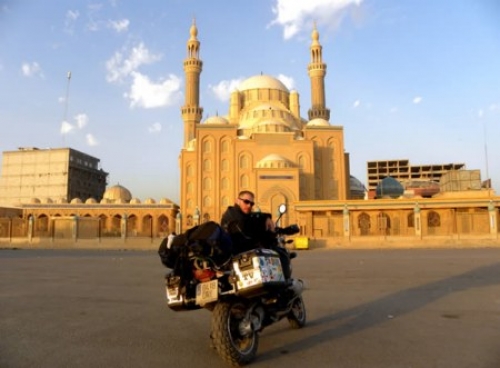 Autor y moto frente a la mezquita de Erbil, considerada la capital del Kurdist&aacute;n iraqu&iacute;