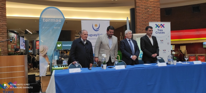 Vicepresidente de Shopping Terminal Tres Cruces, Luis Muxi; Intendente de Paysandú, Nicolas Olivera; Ministro de Turismo, Tabare Viera; Intendente de Salto, Andrés Lima