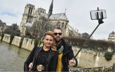 Cada vez m&aacute;s museos del mundo proh&iacute;ben los &ldquo;selfie-sticks&rdquo;