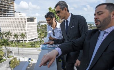 Giovanni Caloretti, ejecutivo de ventas de Douglas Elliman, explica c&oacute;mo ser&aacute; el complejo de Park Grove en Miami, Florida, a Jos&eacute; Parada (izq.) y su agente de propiedades, Sergio Cesario (centro).