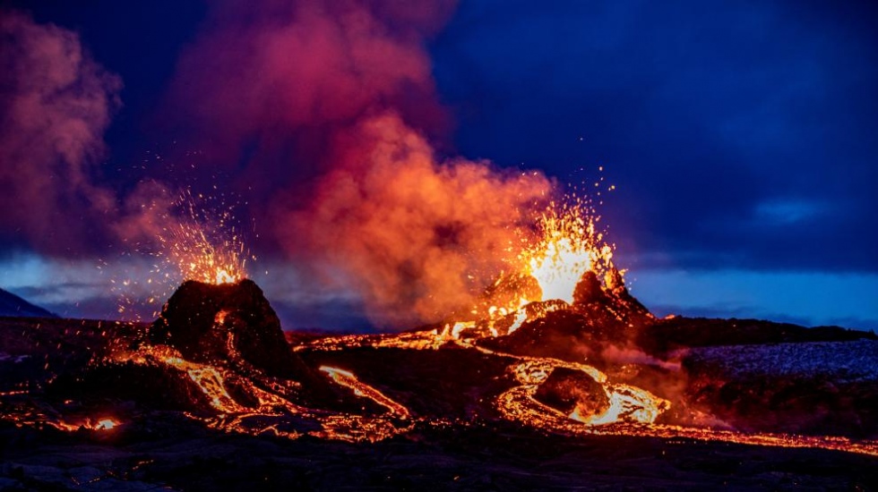 Un nuevo volc&aacute;n ruge en Islandia