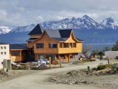 Fachada de la hosteria Mirabeagle, en las costas del canal de Beagle en Ushuaia