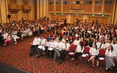 El Ballroom del Radisson repleto de estudiantes y sus familiares.