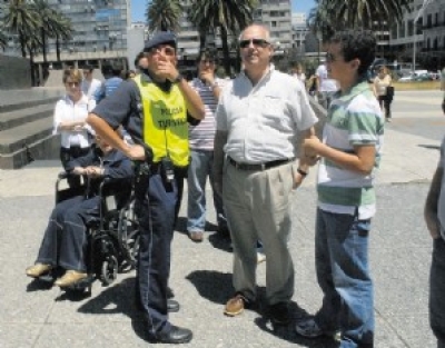 Alguna vez sostuvimos y hoy lo reafirmamos: ser&iacute;a muy buena cosa promover a la polic&iacute;a tur&iacute;stica del Uruguay, hacia un status similar al que cumple la Polic&iacute;a Montada de Canad&aacute;, la cual adem&aacute;s de sus funciones espec&iacute;ficas, se convirti&oacute; en un &iacute;cono y en atracci&oacute;n para el turismo.