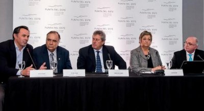 Alcalde Punta del Este, Andr&eacute;s Jafif; Embajador de Uruguay en Argentina, H&eacute;ctor Lescano; Intendente de Maldonado, Enrique Ant&iacute;a; Ministra de Turismo, Liliam Kechichian; Gerente General del Centro, Arnaldo Nardone.