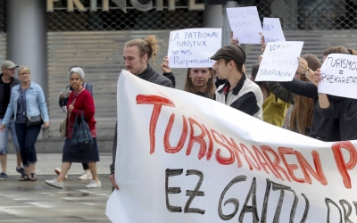 Un grupo de j&oacute;venes protesta frente al museo San Telmo de San Sebasti&aacute;n.