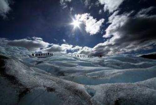 Una fila de excursionistas sobre el hielo de color azul el&eacute;ctrico en el glaciar Perito Moreno (Argentina).- RAFAEL ESTEFAN&Iacute;A