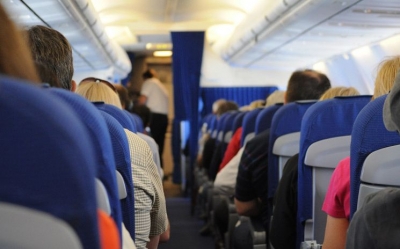 Un pasajero chino abre la escotilla de emergencia para airear el avi&oacute;n