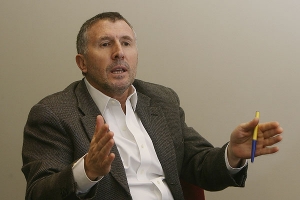 Enrique Cueto da c&aacute;tedra. Ojal&aacute; lean quienes deben en Uruguay