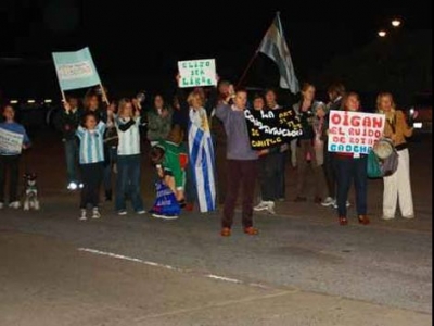 "Kacerolazos" en Punta del Este contra el gobierno argentino