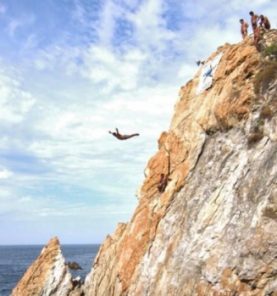 Al igual que los clavadistas, Acapulco en pro del supuesto desarrollo, dio un salto al vac&iacute;o y paga las consecuencias.