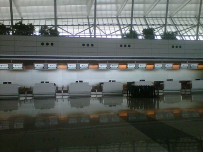 No es un film de Mel Brooks ni de Woody Allen, es la cruda realidad. El sector de counters de Pluna en el Aeropuerto de Carrasco, ayer en la tarde, vac&iacute;o...