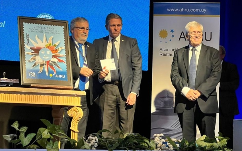 Presidente AHRU Francisco Rodr&iacute;guez; Presidente Correos del Uruguay Rafael Navarrine; Ministro de Turismo Tabar&eacute; Viera.