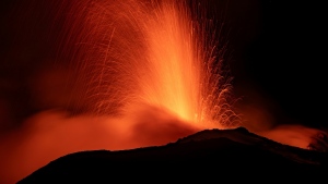 El Etna entra de nuevo en erupción y obliga a cerrar el aeropuerto de Catania