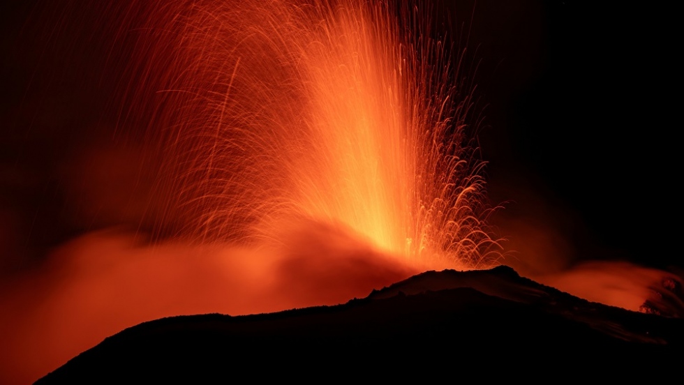 El Etna entra de nuevo en erupci&oacute;n y obliga a cerrar el aeropuerto de Catania