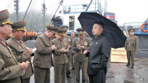 El líder de Corea del Norte, Kim Jong-un, durante una inspección de buques del ejército.