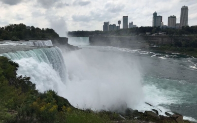 Cataratas del Ni&aacute;gara: de d&iacute;a un bello paisaje, de noche, espectacular