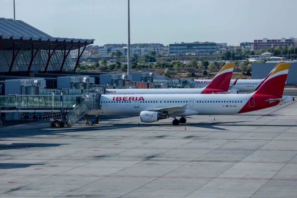 Bruselas, cada vez m&aacute;s verde, impone nuevos costos a la aviaci&oacute;n que pagar&aacute;n los viajeros