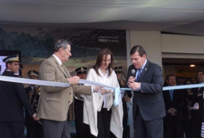 Flanqueada por el Canciller uruguayo Rodolfo Nin Novoa y por el Embajador Guillermo Montenegro, Mar&iacute;a Eugenia Vidal corta la cinta inaugurando la Expo Prado 2016