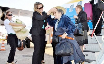 La se&ntilde;ora Isabel Caballero (acomodando su sombrero), &uacute;ltima descendiente directa del fundador del Partido Colorado, Bernardino Caballero, particip&oacute; del vuelo inaugural.